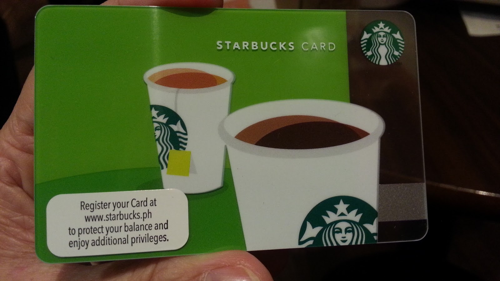 Cardurile cadou de metal de la Starbucks se dau ca painea calda