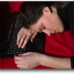 Petreci prea mult timp online? Poti suferi de depresie, insomnie si stres