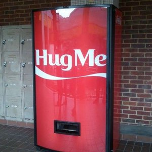 Coca-Cola si automatul de imbratisari