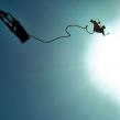 Publicitate extrema: Chevrolet Sonic face bungee jumping