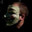 Vanatoarea de anonimi. Arestari in cazul hackerilor care ameninta sa opreasca Internetul