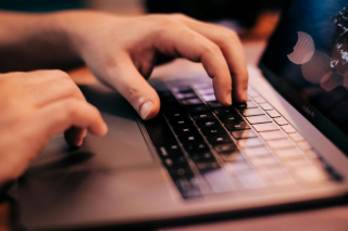 ​Traficul AI din cautari provine in proportie de 90% de pe desktop