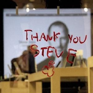 Omagii spontane aduse lui Steve Jobs peste tot in lume