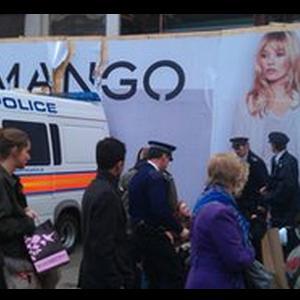 O Kate Moss de cinci metri raneste patru oameni in Londra