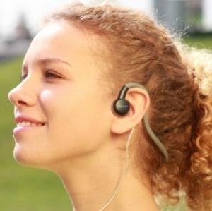 Ascultarea muzicii la casti poate provoaca surzire temporara