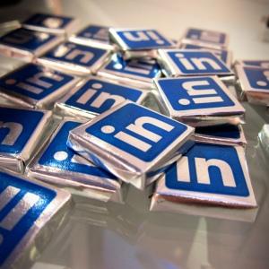 LinkedIn a schimbat designul paginilor de brand si concureaza cu Facebook