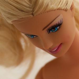 Ken o paraseste pe Barbie. Din nou