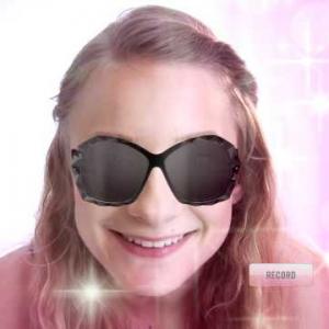 Tehnologia AR a ajuns pe Facebook: Swarovski le pune fanilor ochelari virtuali
